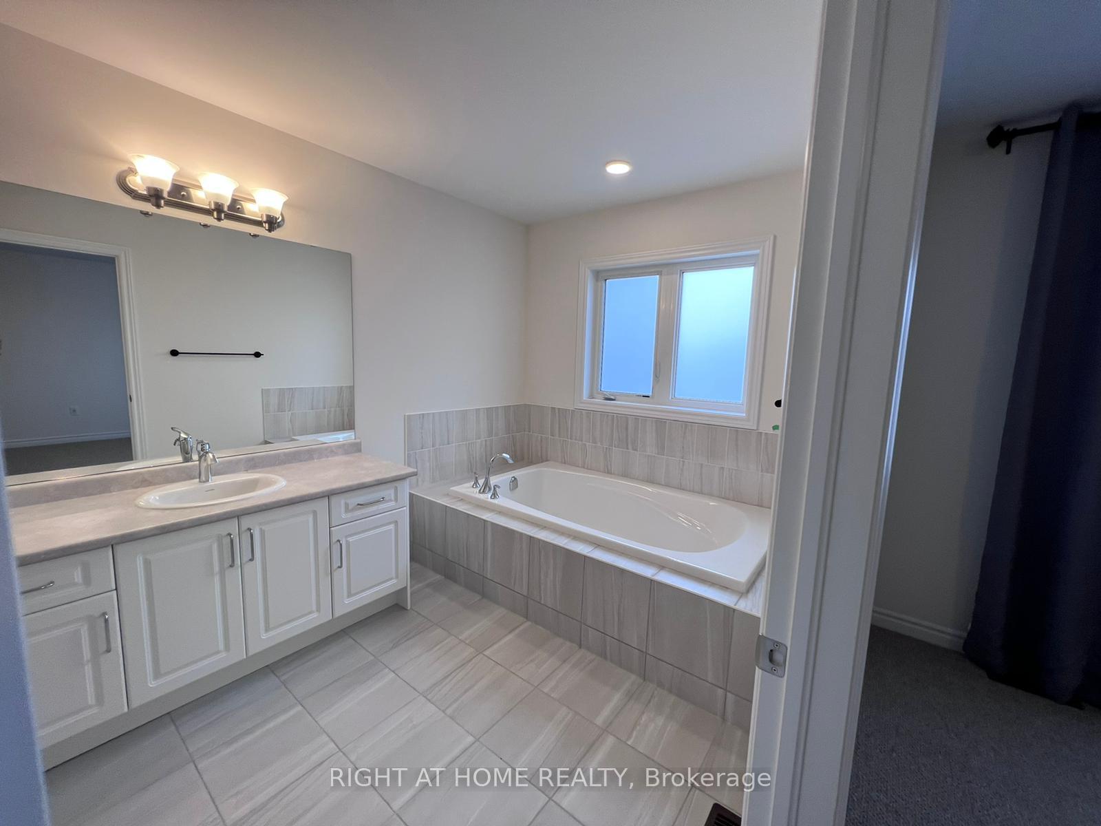 Photo 12 of 2250 Grainger Loop, Innisfil, Rural Innisfil — HOMEH
