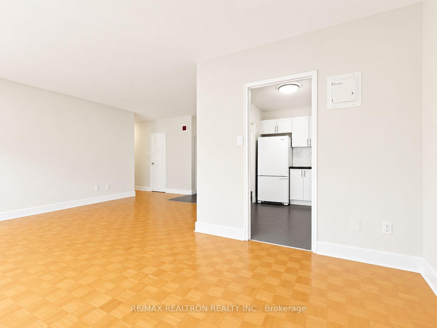 Photo 5 of Unit 307, 10 Shallmar Boulevard, Toronto, Forest Hill North — HOMEH