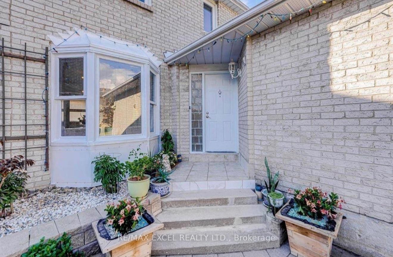 Photo 3 of Unit Upper, 70 Weldrick Road E, Richmond Hill, Harding — HOMEH