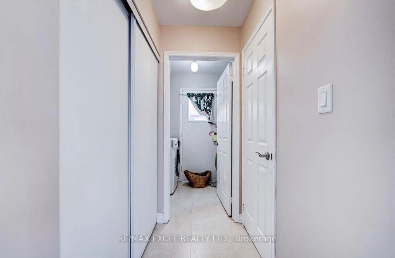 Photo 6 of Unit Upper, 70 Weldrick Road E, Richmond Hill, Harding — HOMEH