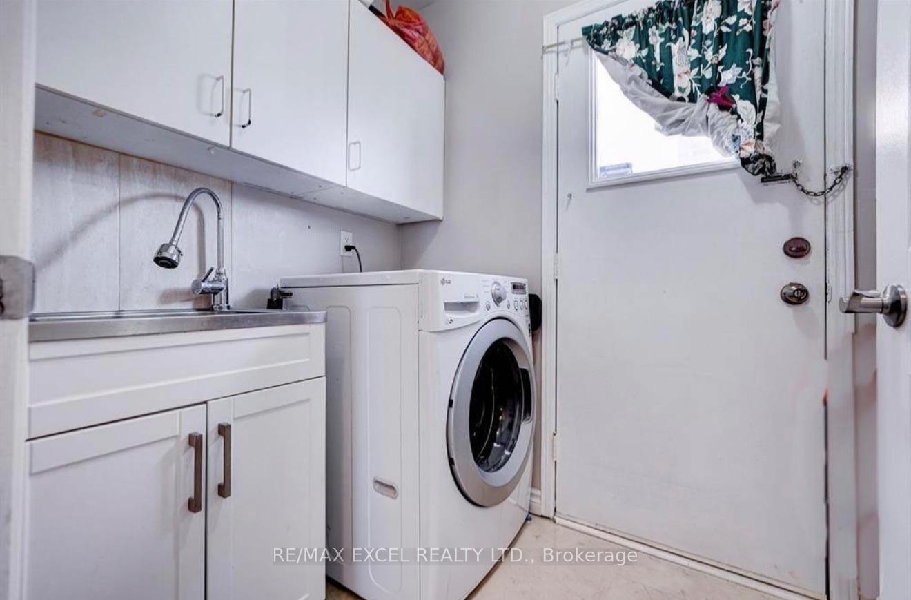 Photo 7 of Unit Upper, 70 Weldrick Road E, Richmond Hill, Harding — HOMEH