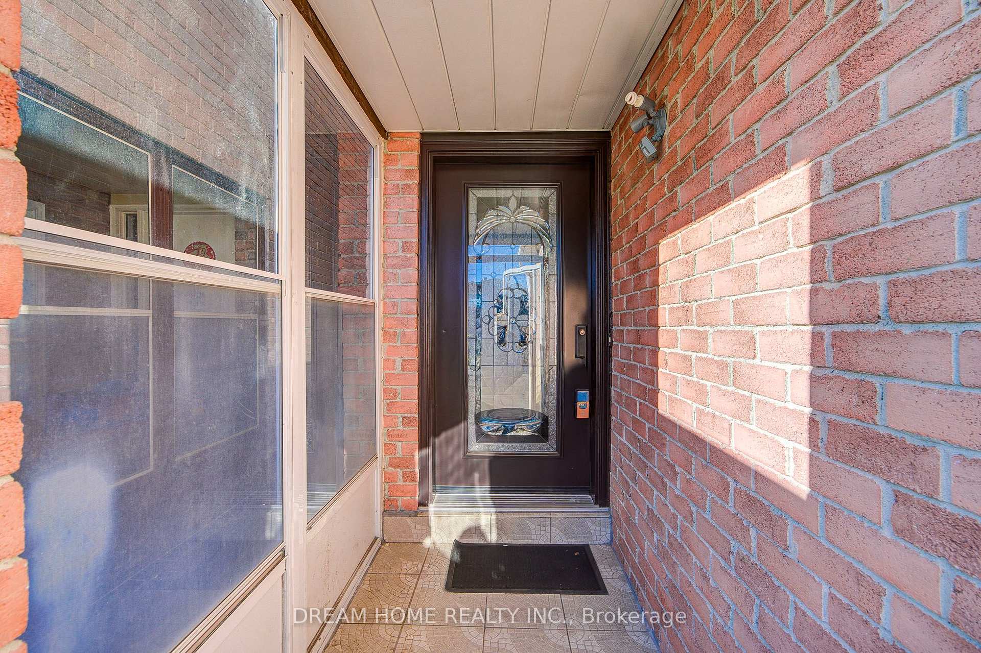Photo 2 of 100 Douglas Haig Drive, Markham, Middlefield — HOMEH