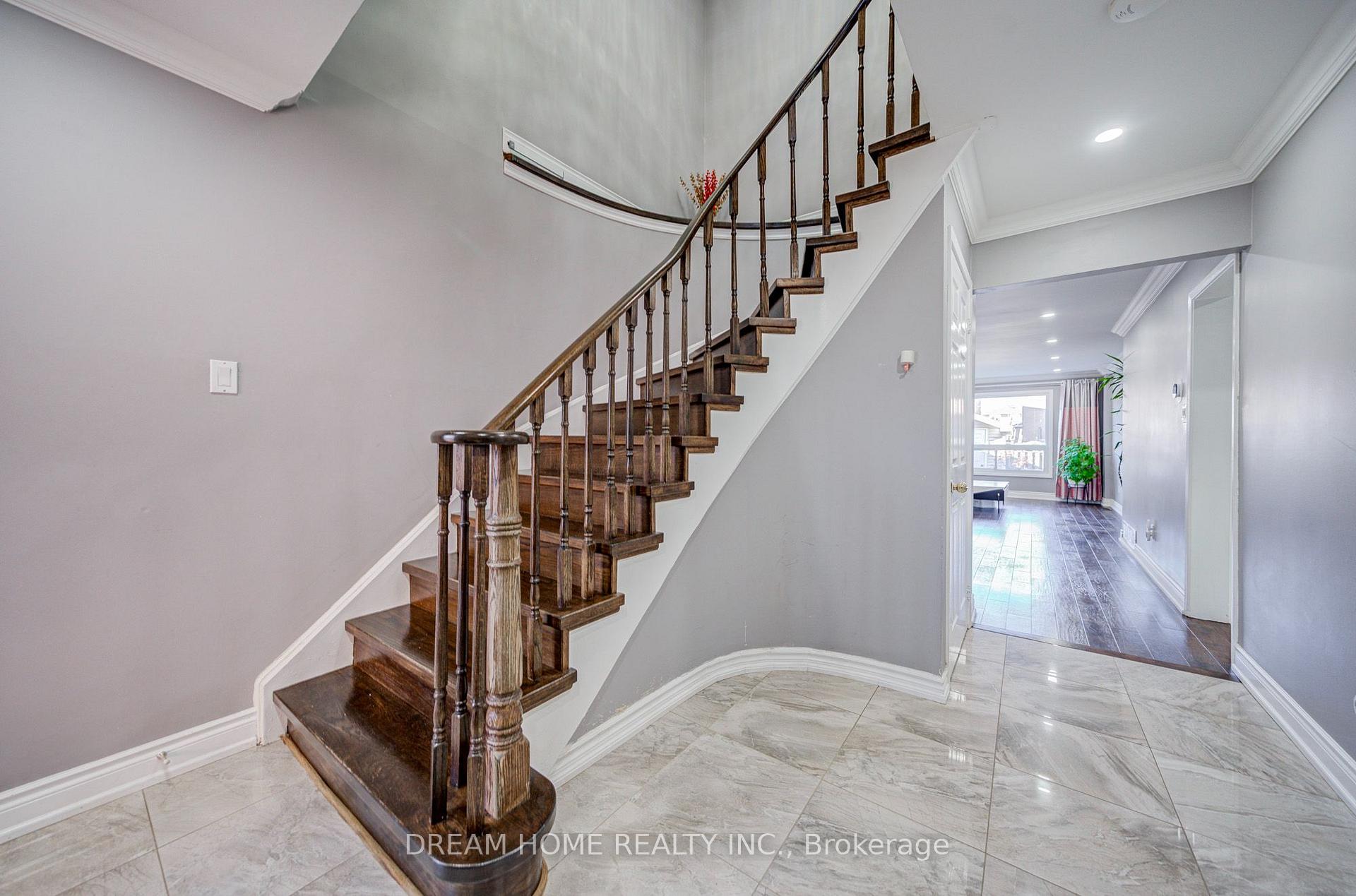 Photo 3 of 100 Douglas Haig Drive, Markham, Middlefield — HOMEH