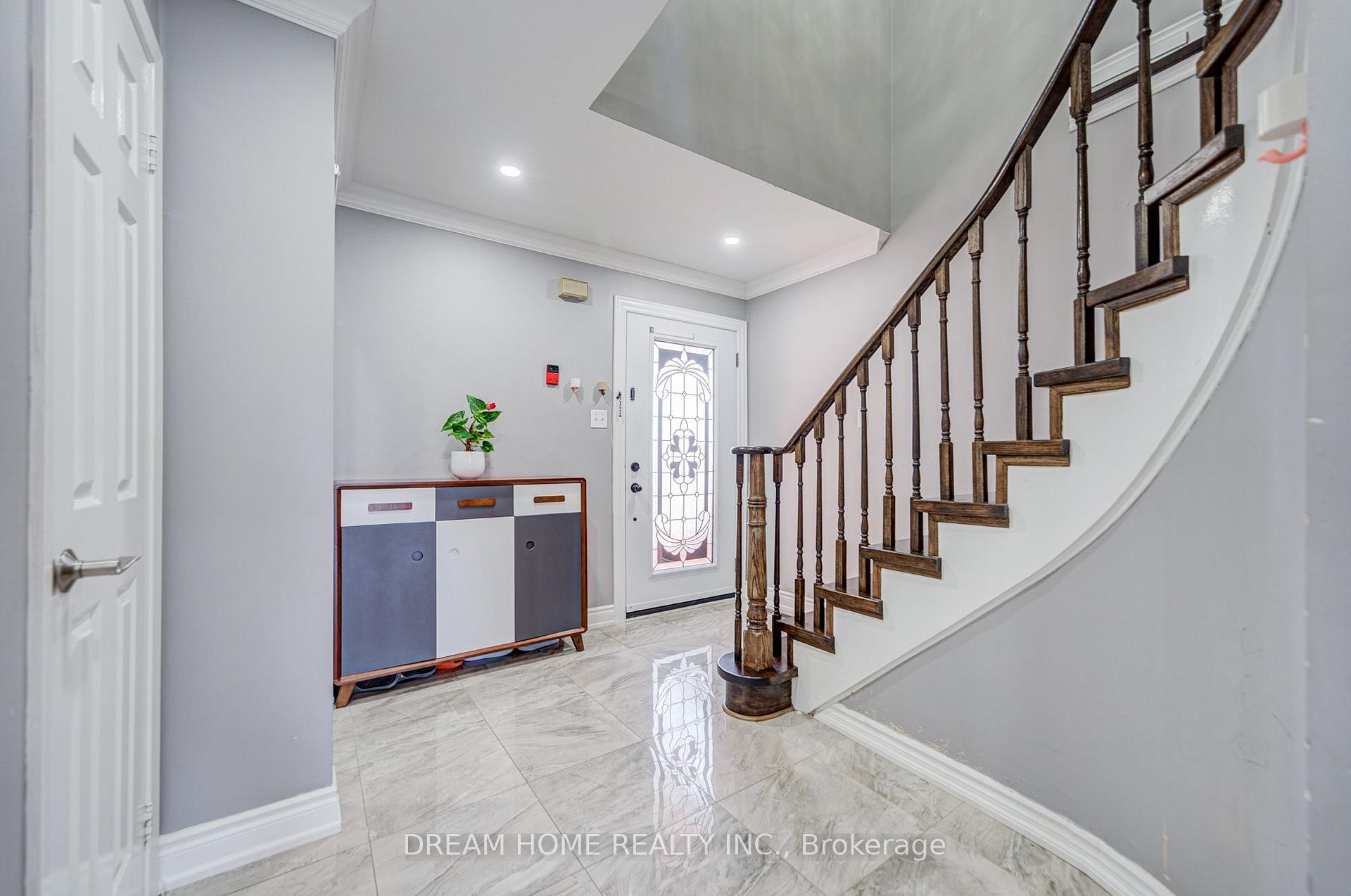Photo 4 of 100 Douglas Haig Drive, Markham, Middlefield — HOMEH