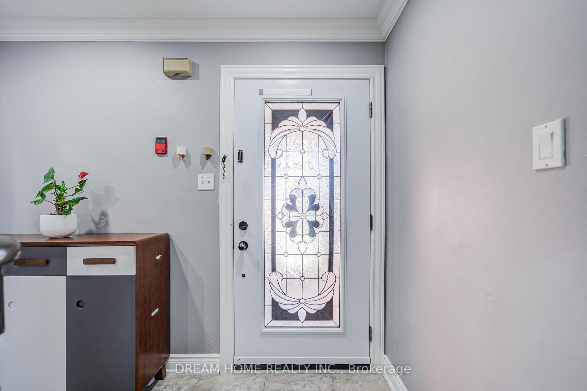 Photo 5 of 100 Douglas Haig Drive, Markham, Middlefield — HOMEH
