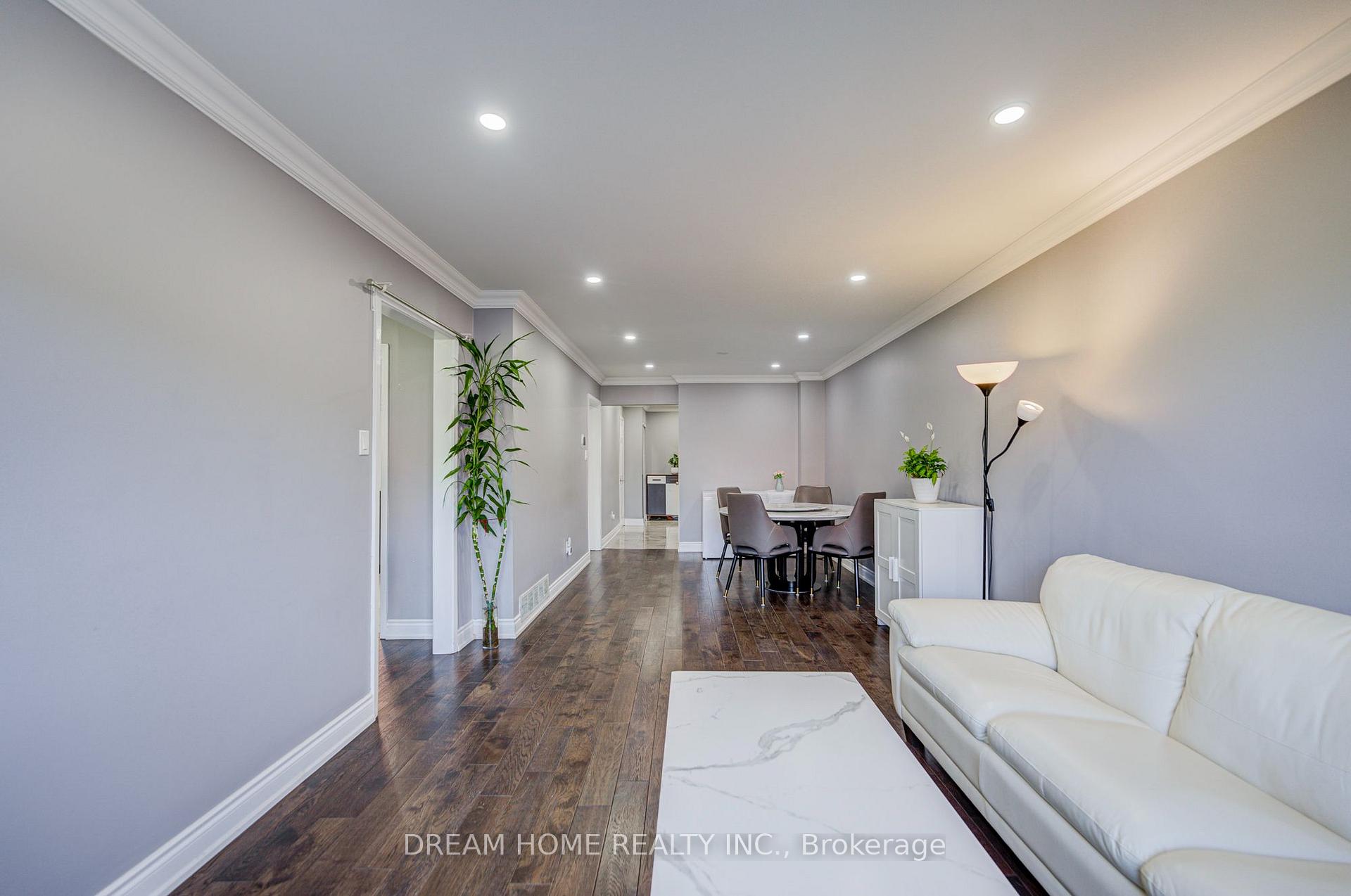 Photo 10 of 100 Douglas Haig Drive, Markham, Middlefield — HOMEH