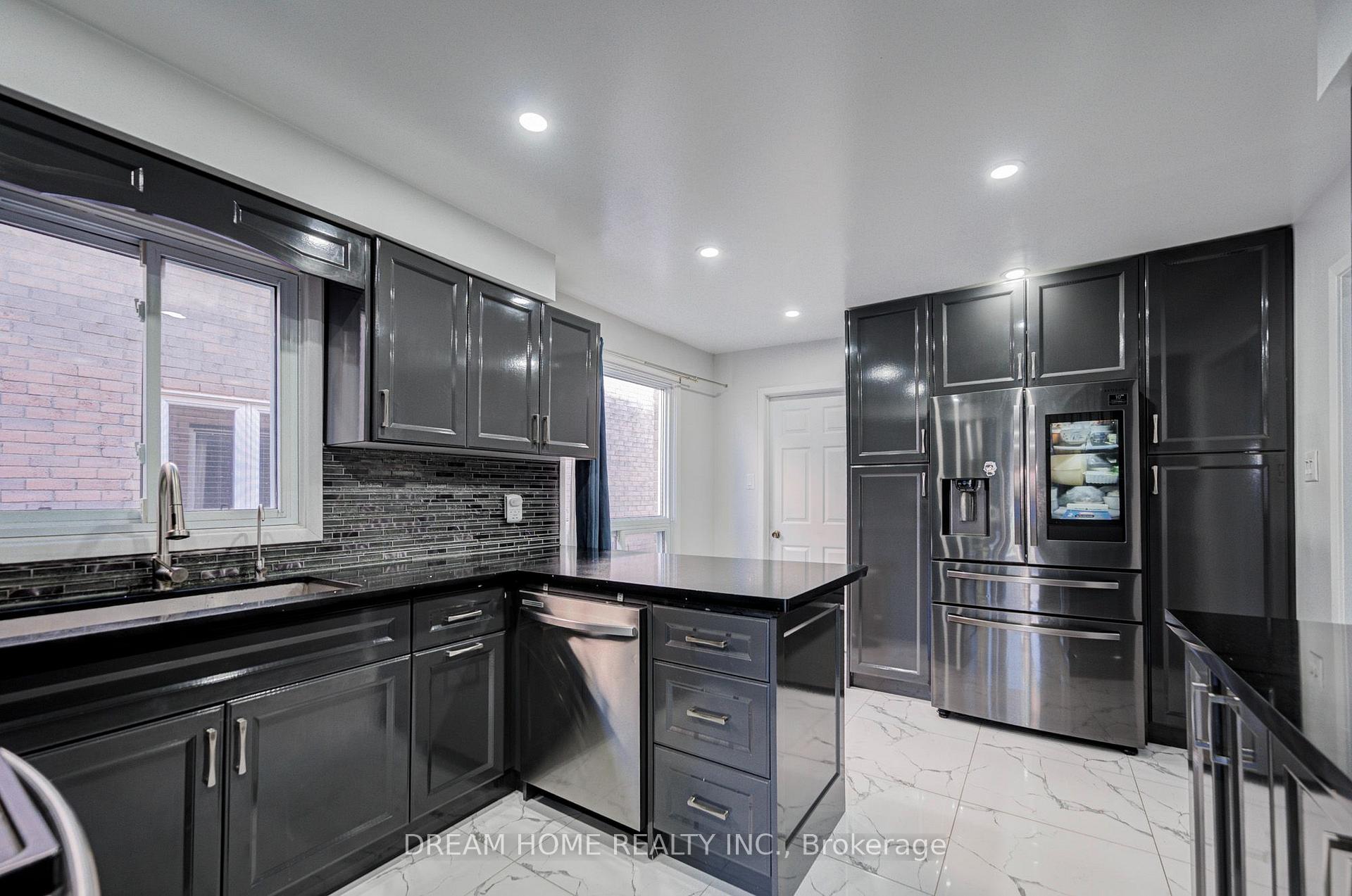 Photo 14 of 100 Douglas Haig Drive, Markham, Middlefield — HOMEH