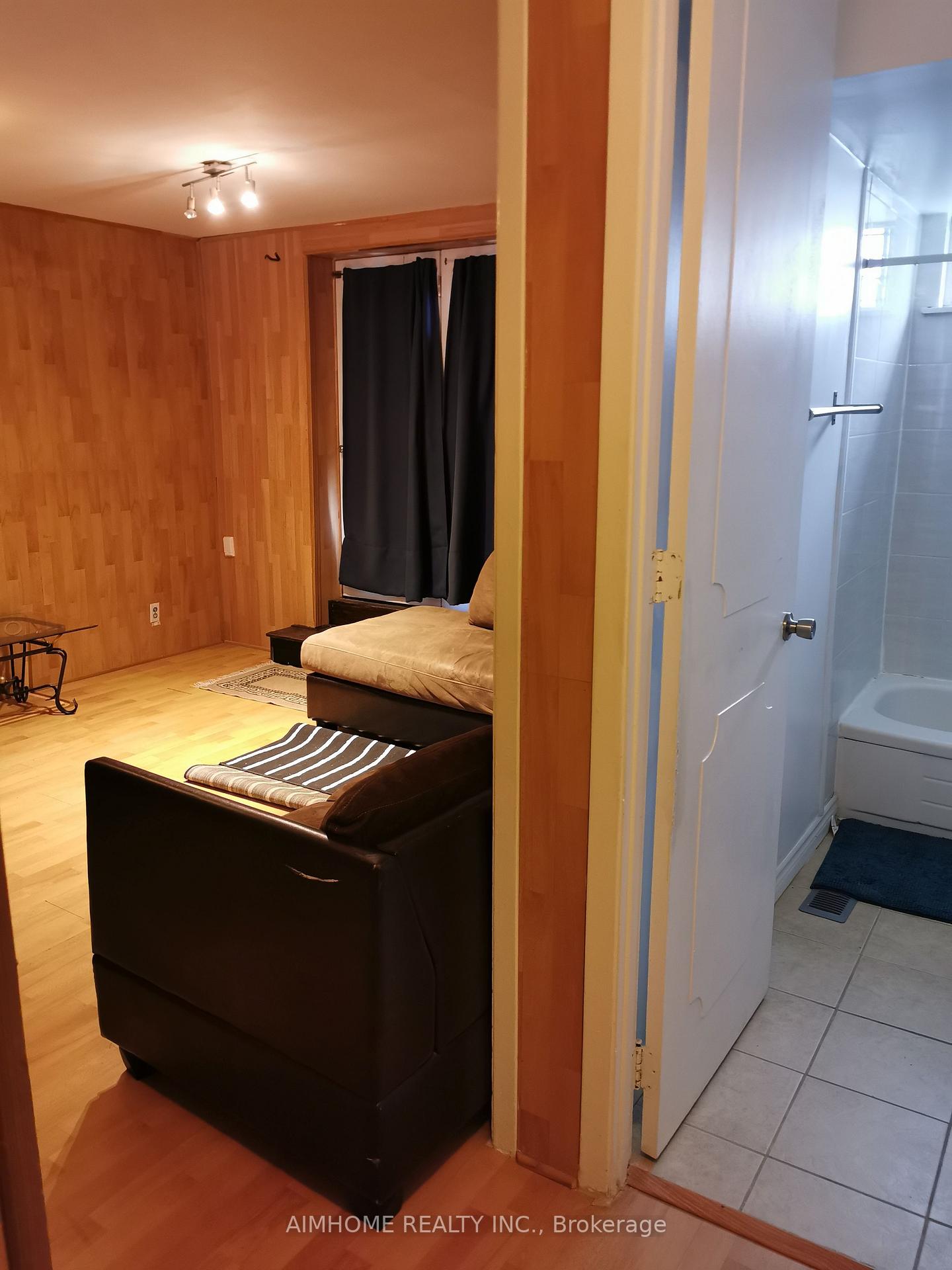 Photo 13 of 20 Lisburn Crescent, North York, Don Valley Village — HOMEH