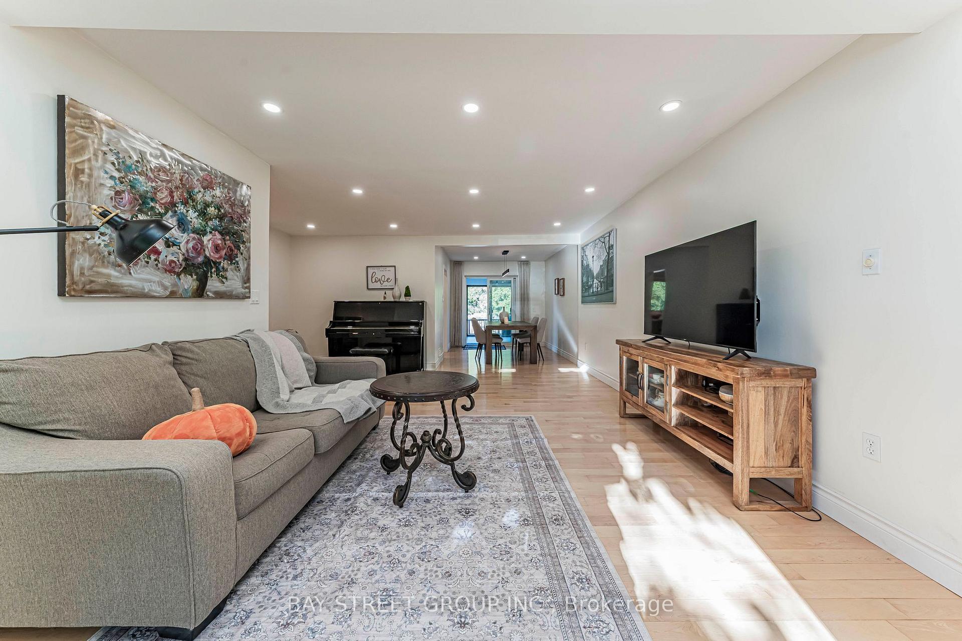 Photo 2 of 1111 Kent Avenue, Oakville, College Park — HOMEH