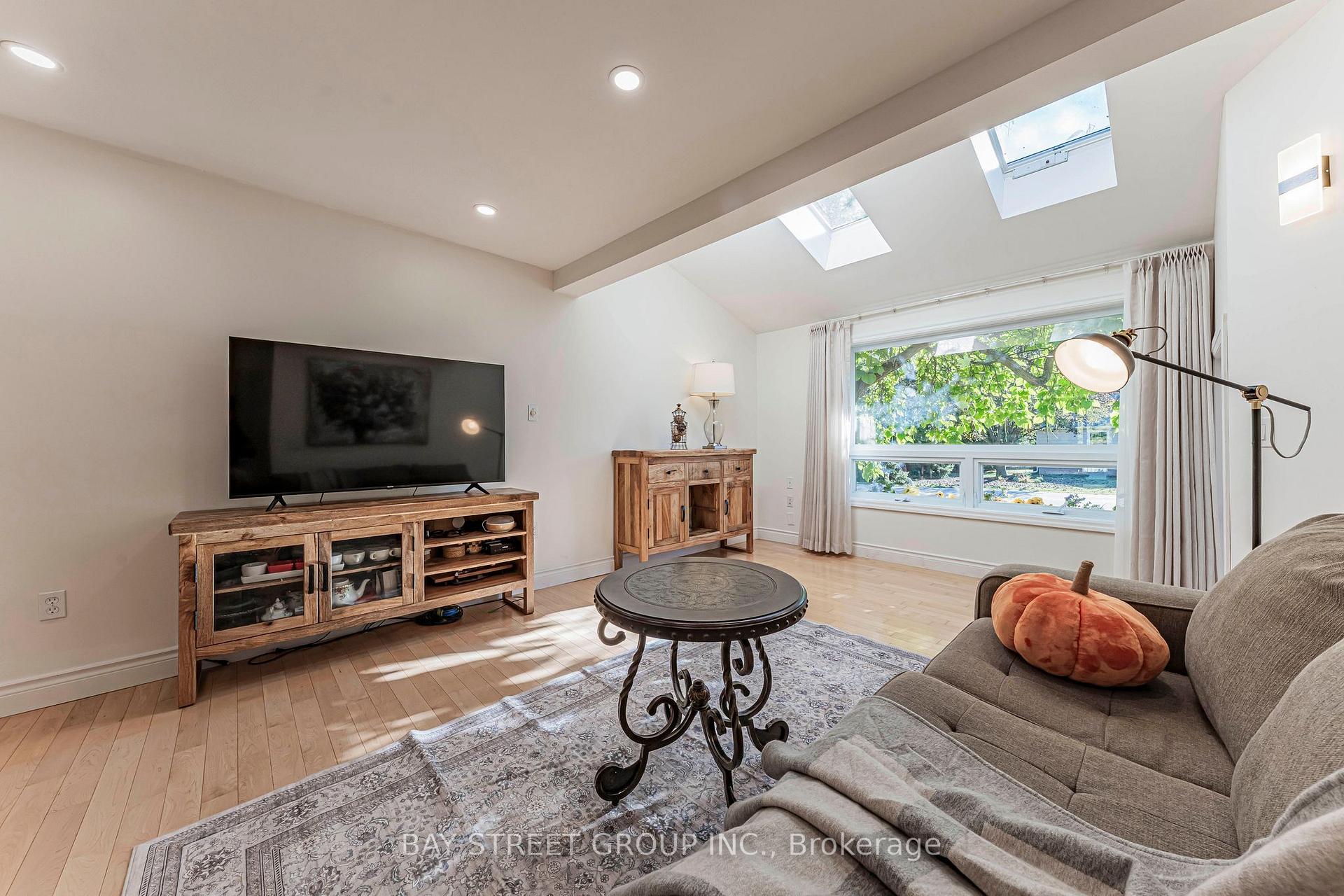 Photo 8 of 1111 Kent Avenue, Oakville, College Park — HOMEH