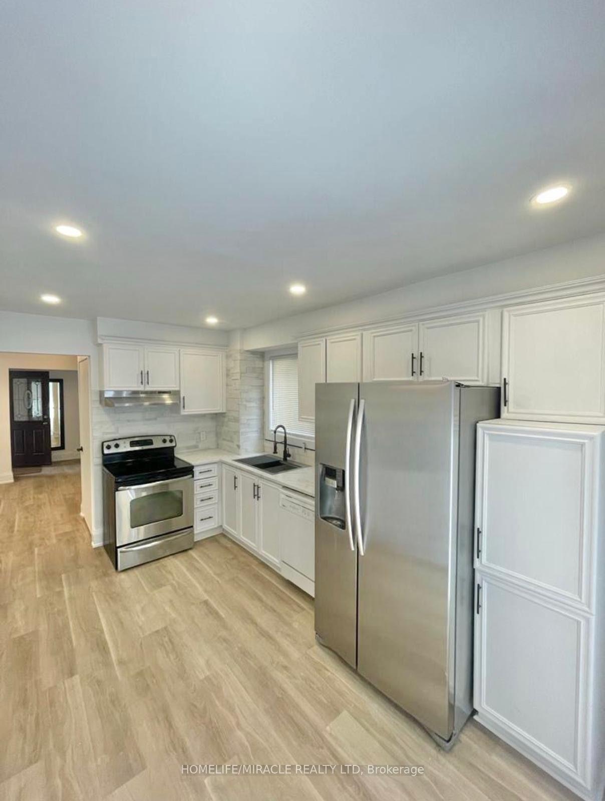 Photo 3 of 21 Ecclestone Drive, Brampton, Brampton West — HOMEH
