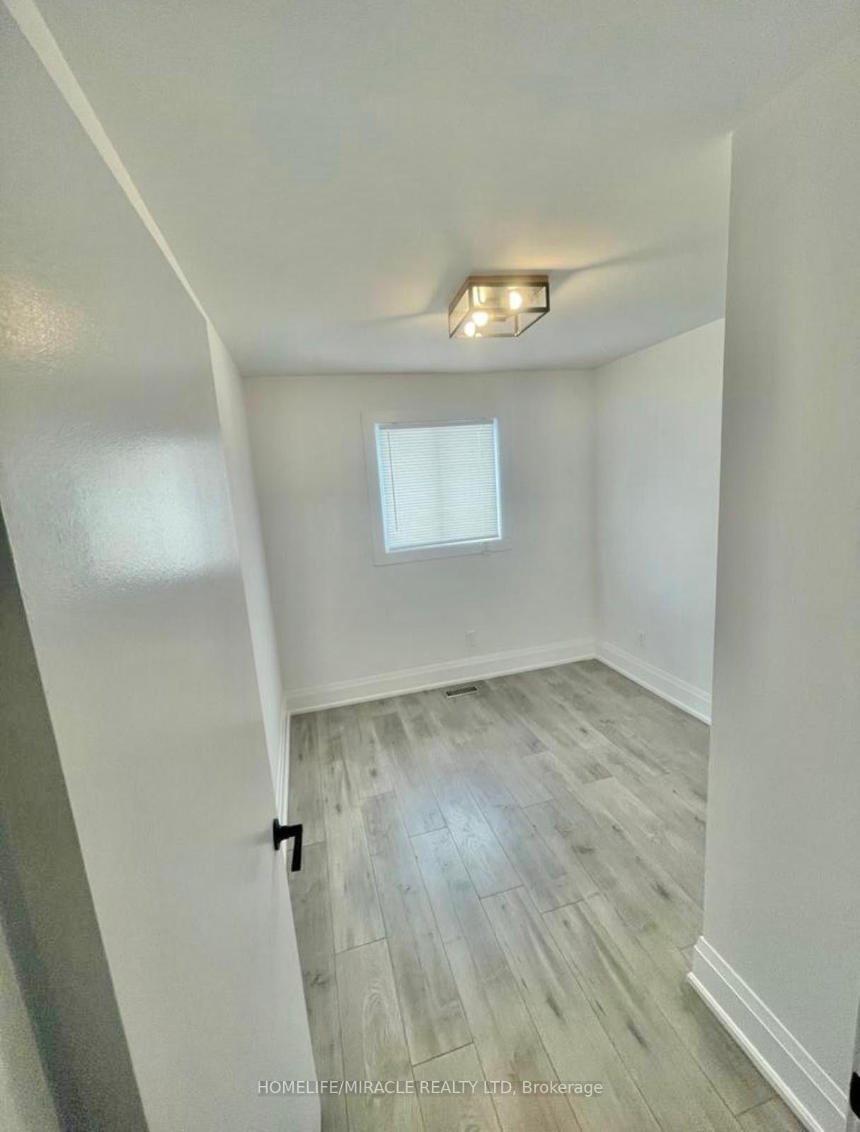Photo 4 of 21 Ecclestone Drive, Brampton, Brampton West — HOMEH