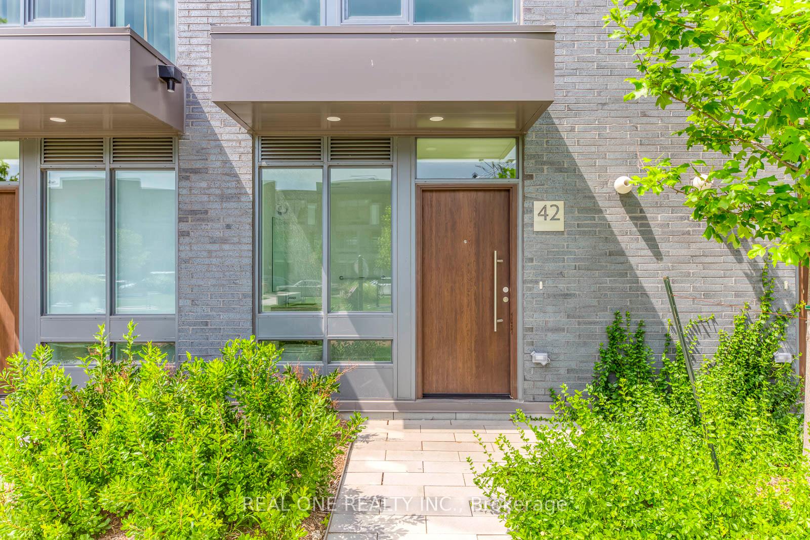 Photo 2 of 42 Sonic Way, Toronto, Flemingdon Park — HOMEH