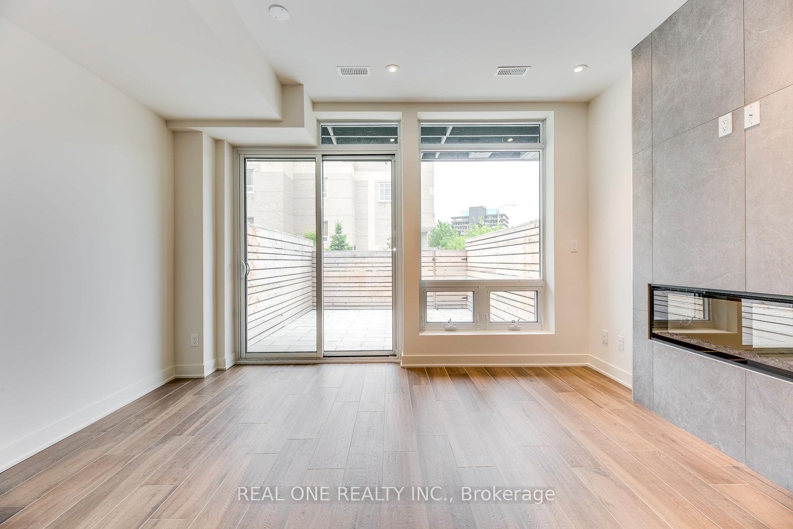 Photo 6 of 42 Sonic Way, Toronto, Flemingdon Park — HOMEH
