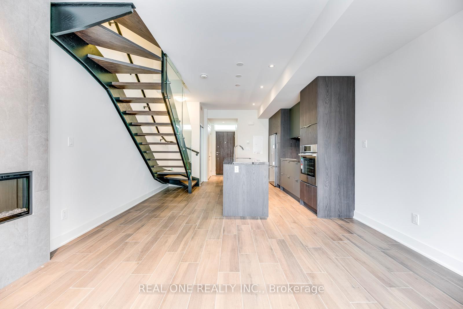 Photo 12 of 42 Sonic Way, Toronto, Flemingdon Park — HOMEH
