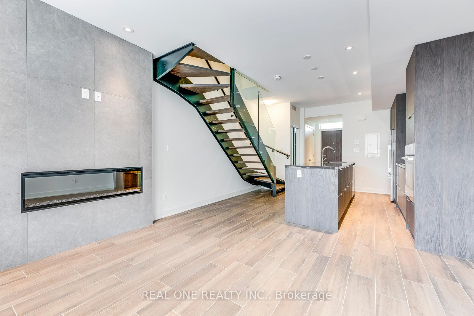 Photo 13 of 42 Sonic Way, Toronto, Flemingdon Park — HOMEH