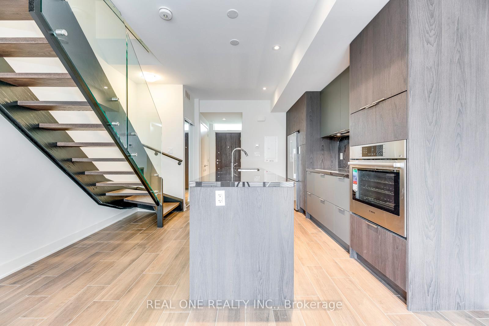 Photo 15 of 42 Sonic Way, Toronto, Flemingdon Park — HOMEH