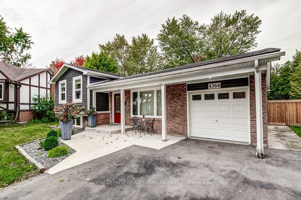 Photo 3 of 4364 Ayr Place, Burlington, Shoreacres — HOMEH