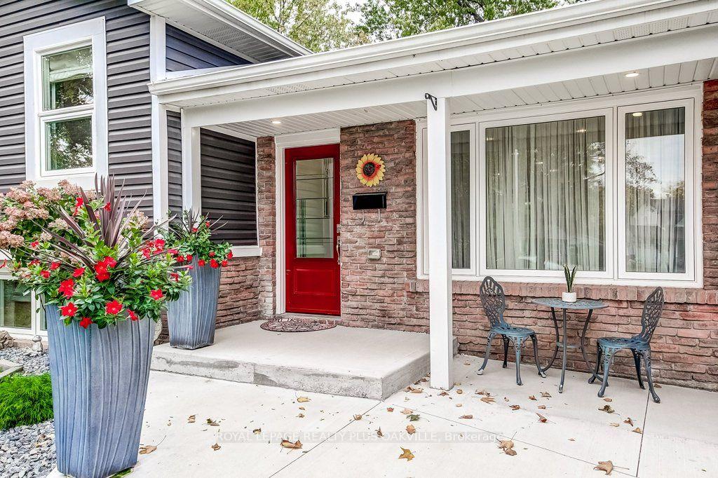 Photo 4 of 4364 Ayr Place, Burlington, Shoreacres — HOMEH