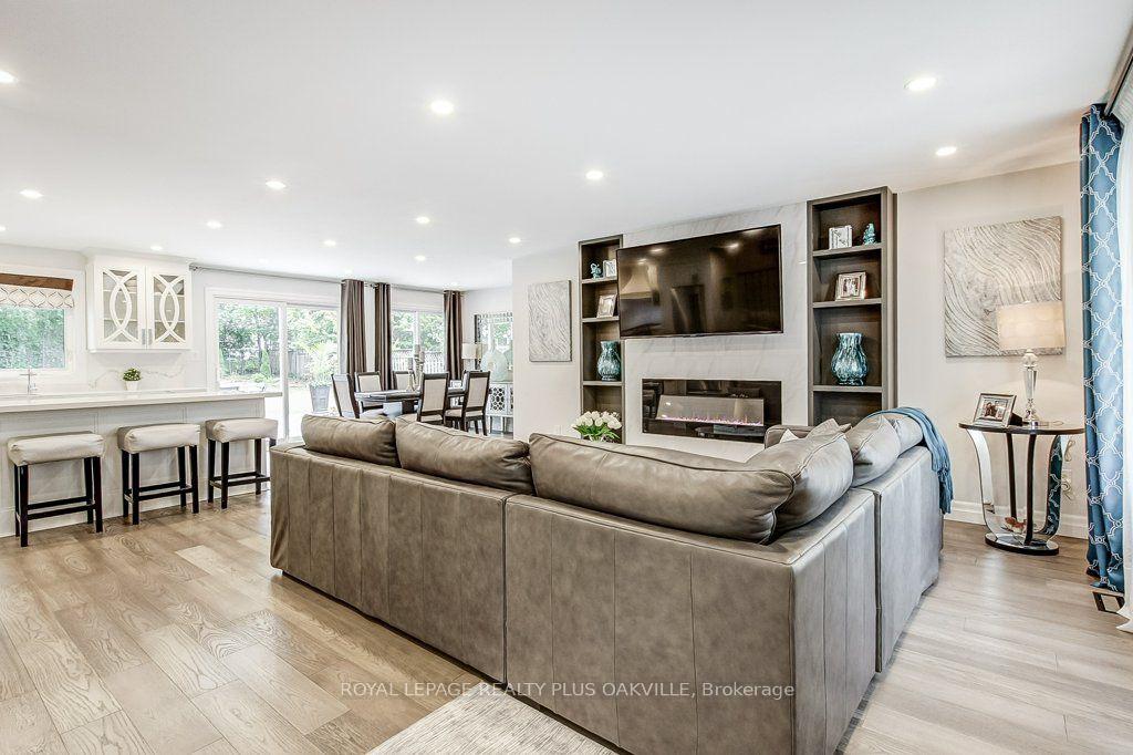 Photo 6 of 4364 Ayr Place, Burlington, Shoreacres — HOMEH