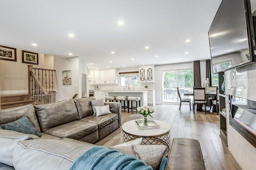 Photo 10 of 4364 Ayr Place, Burlington, Shoreacres — HOMEH