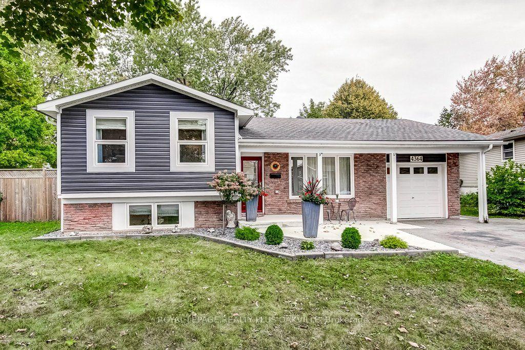 Photo 2 of 4364 Ayr Place, Burlington, Shoreacres — HOMEH
