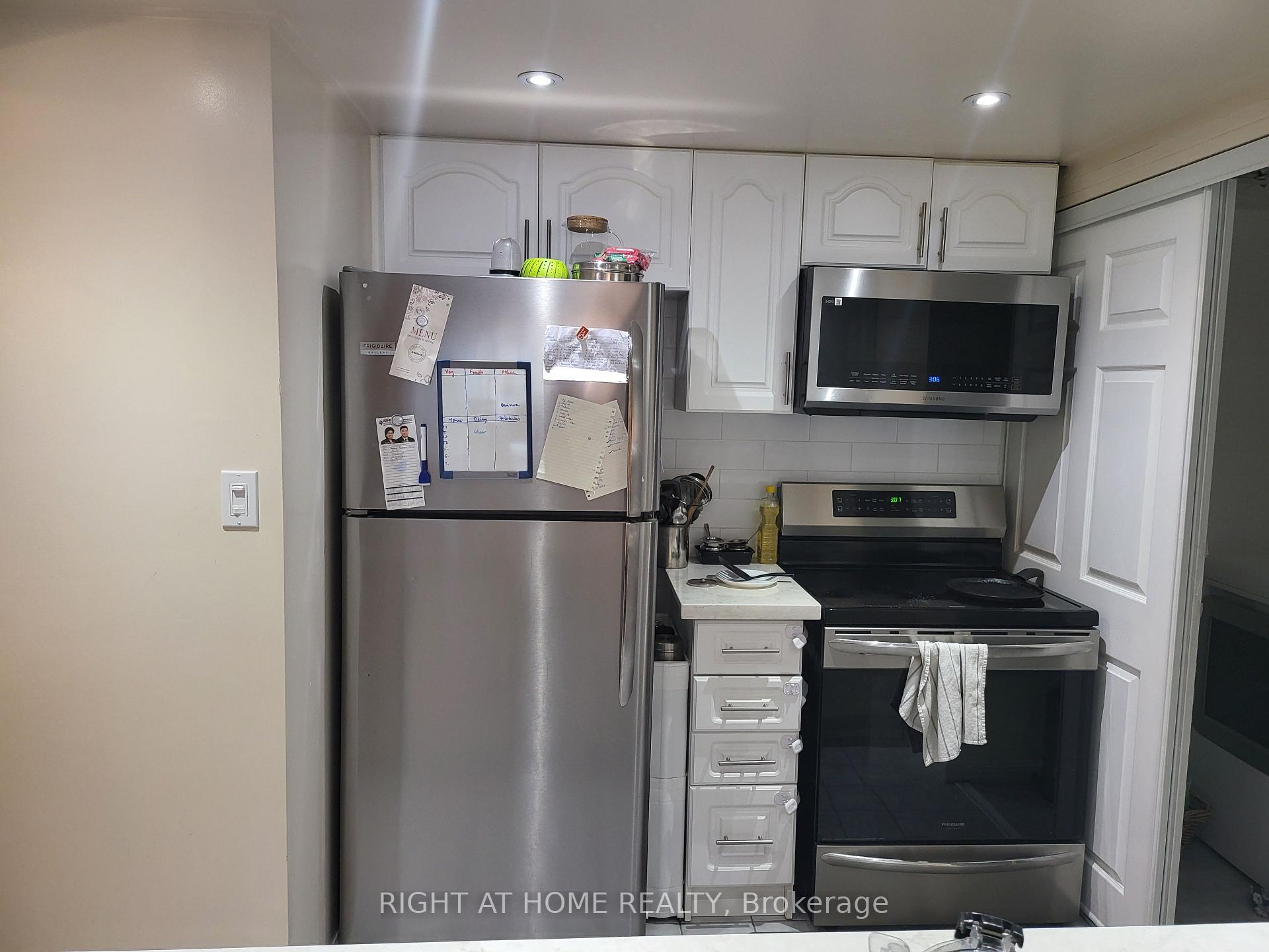 Photo 2 of Unit 1502, 88 Corporate Drive, Scarborough, Woburn — HOMEH