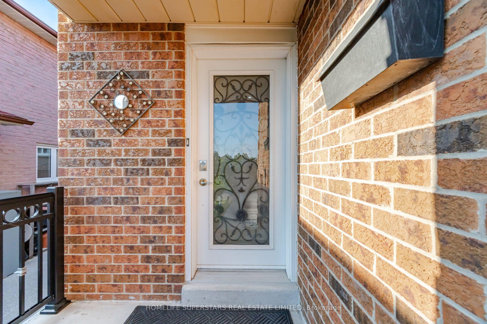 Photo 2 of 177 Surbray Grove, Mississauga, Fairview — HOMEH