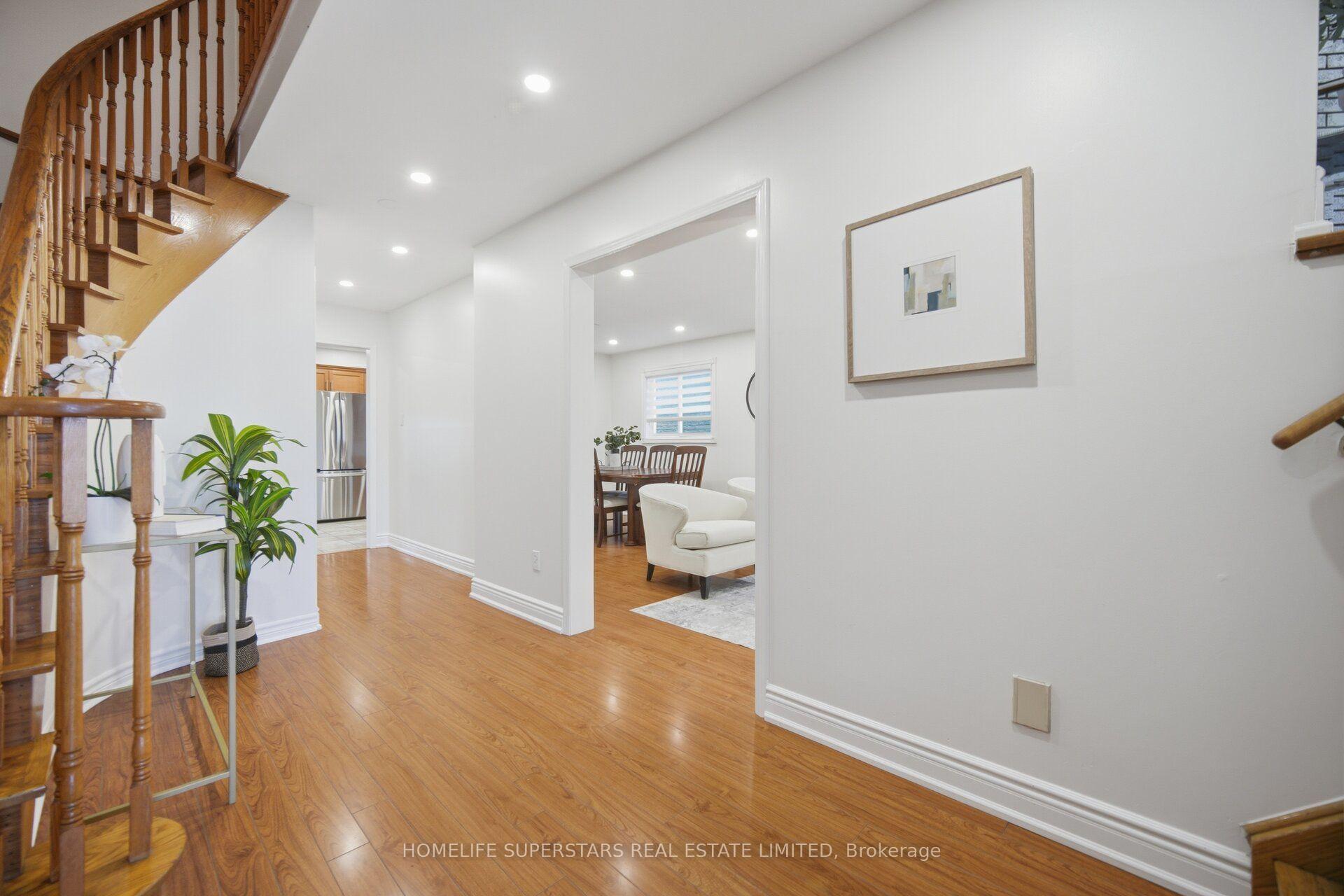 Photo 3 of 177 Surbray Grove, Mississauga, Fairview — HOMEH