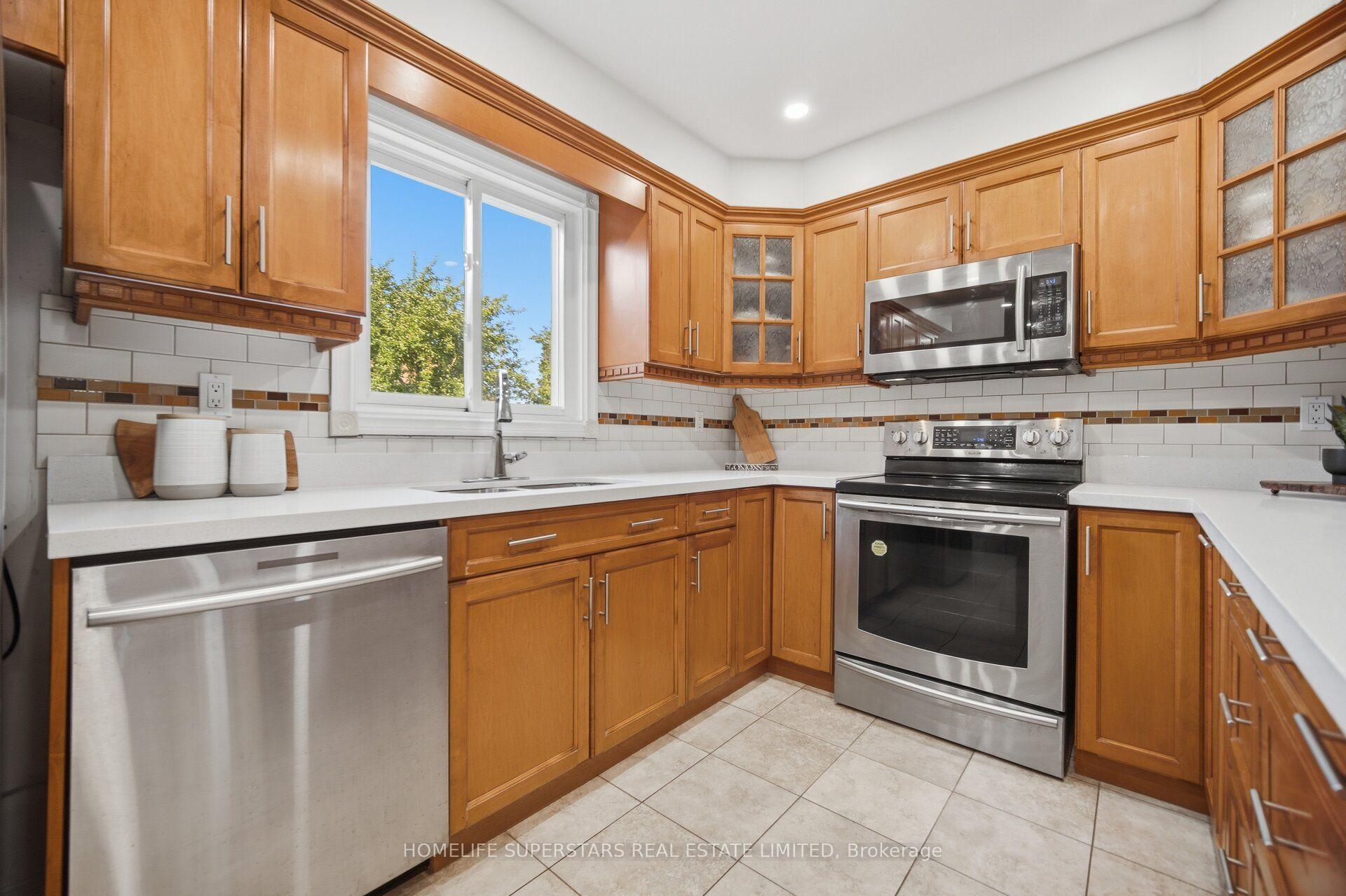 Photo 8 of 177 Surbray Grove, Mississauga, Fairview — HOMEH