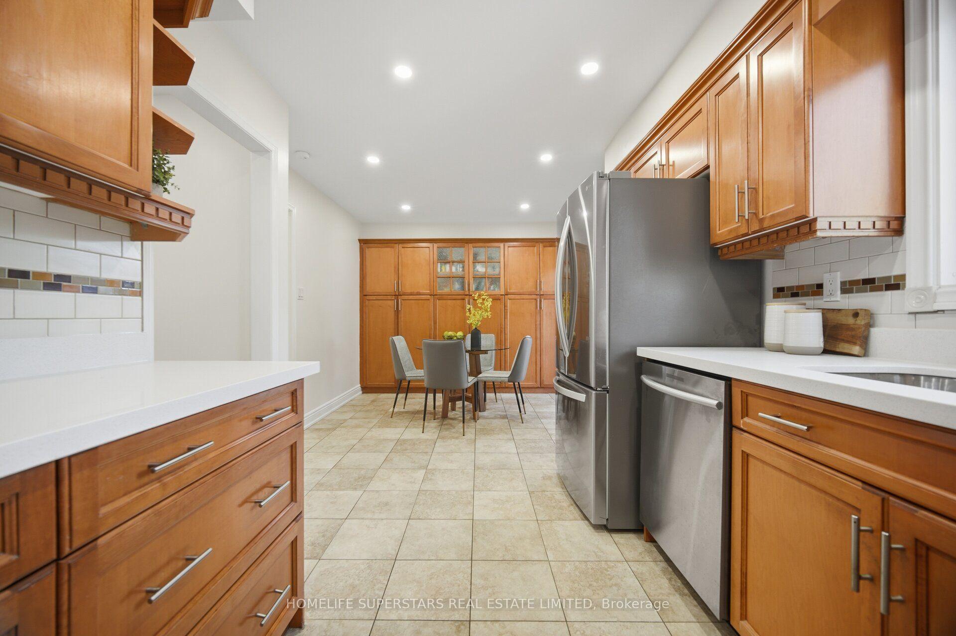Photo 9 of 177 Surbray Grove, Mississauga, Fairview — HOMEH