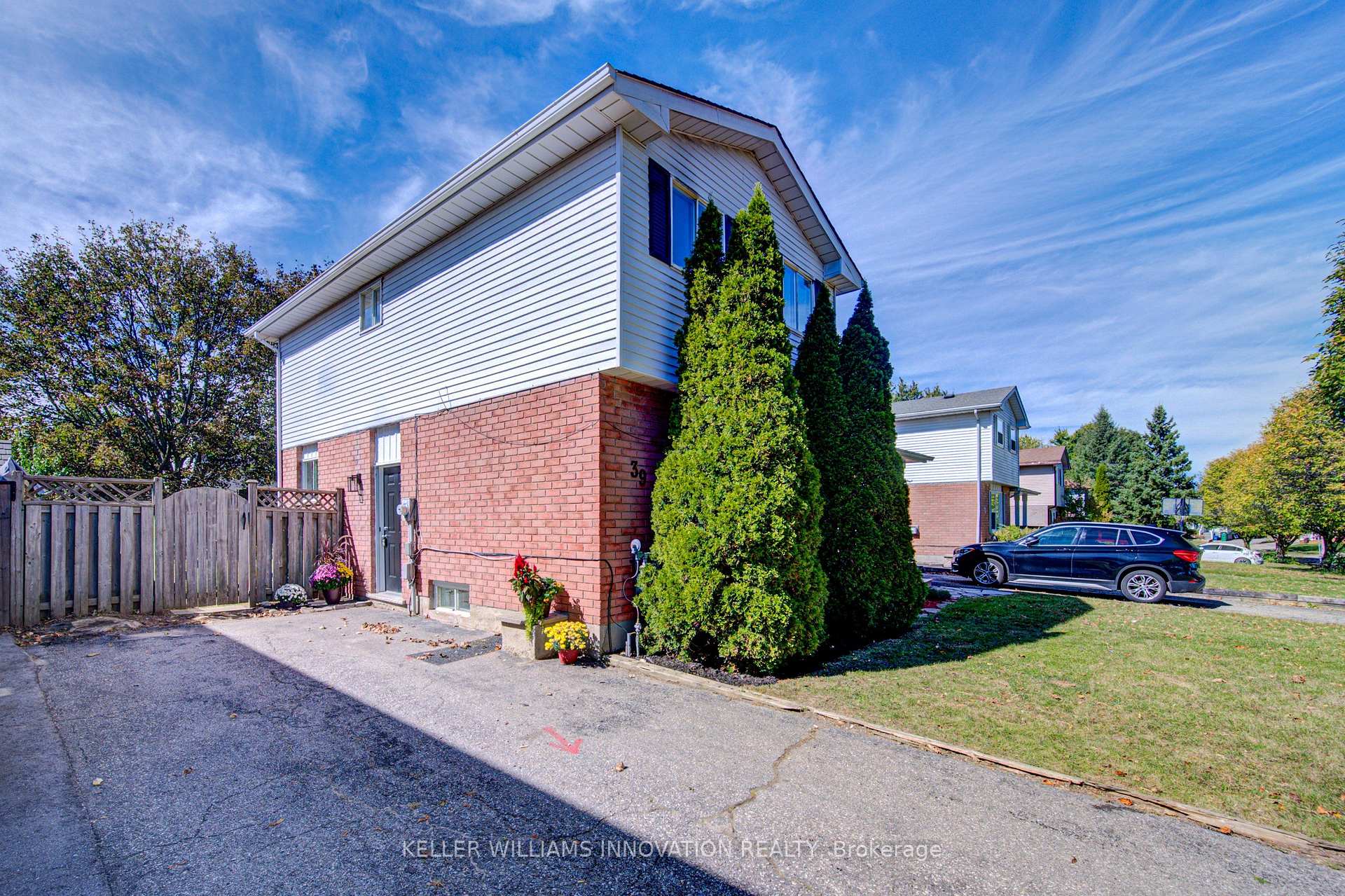 Photo 2 of 39 Connelly Drive, Kitchener, Highland West — HOMEH