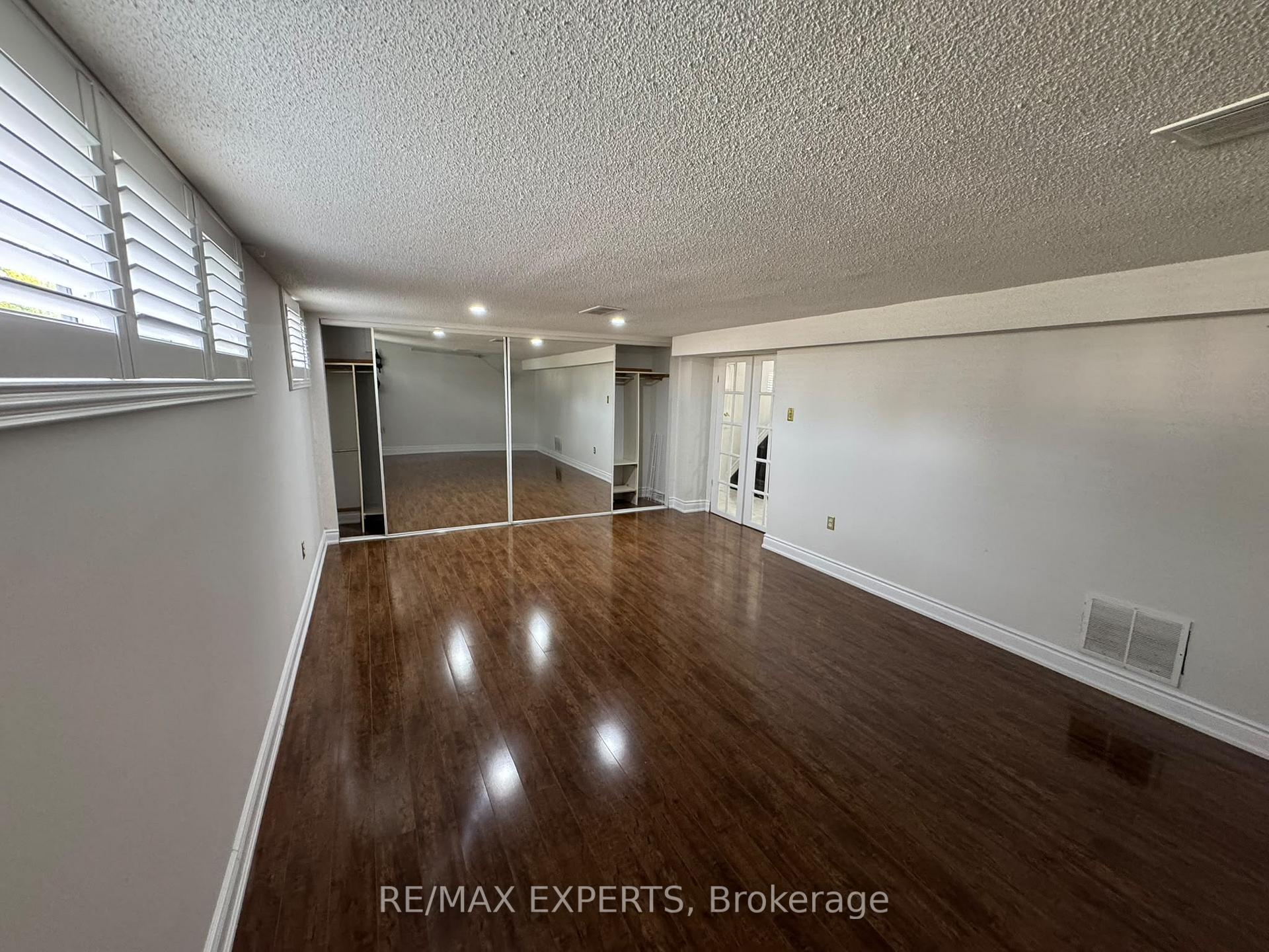 Photo 5 of 16 Bridgenorth Crescent, Etobicoke, Thistletown-Beaumonde Heights — HOMEH