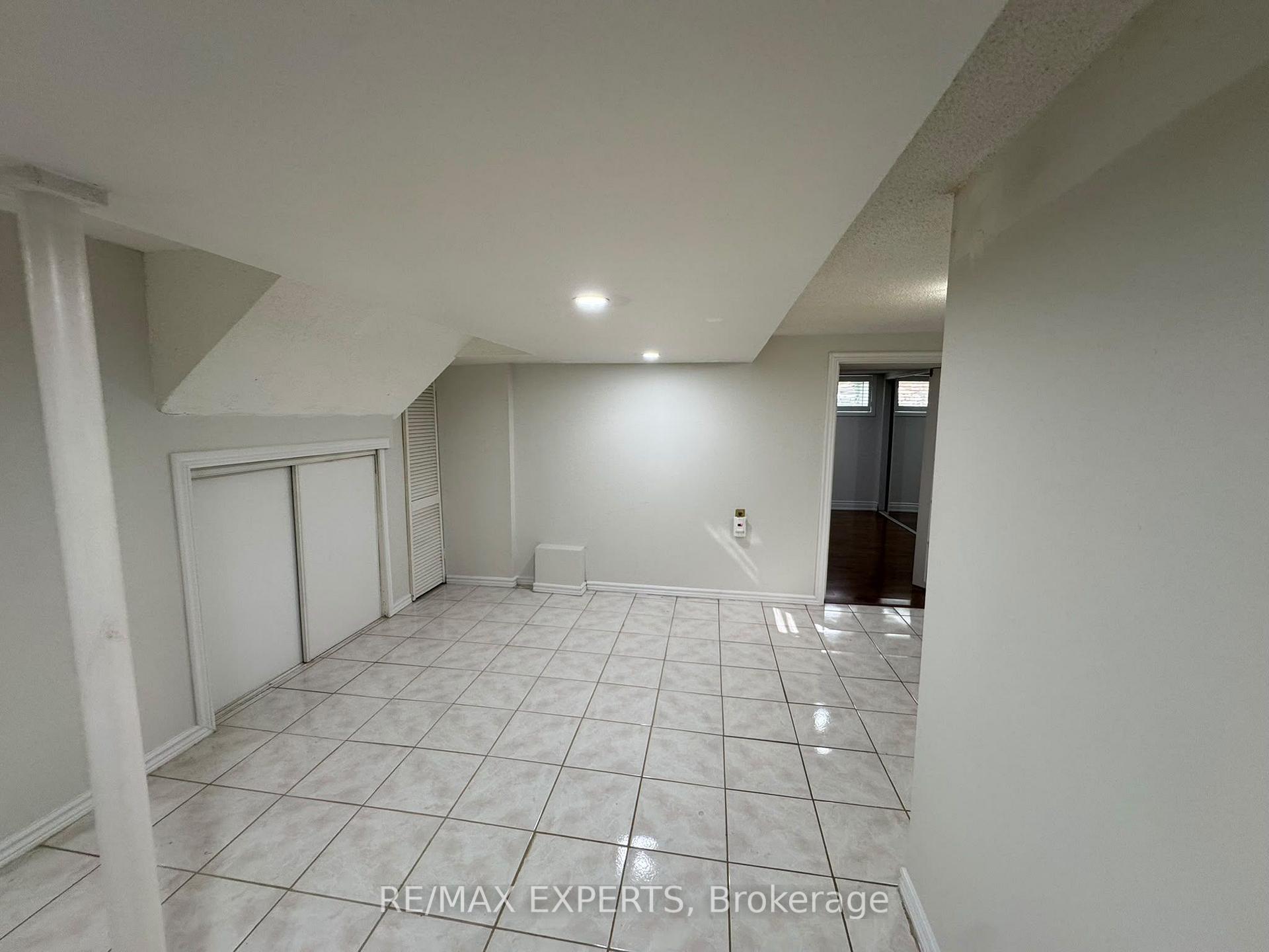 Photo 10 of 16 Bridgenorth Crescent, Etobicoke, Thistletown-Beaumonde Heights — HOMEH