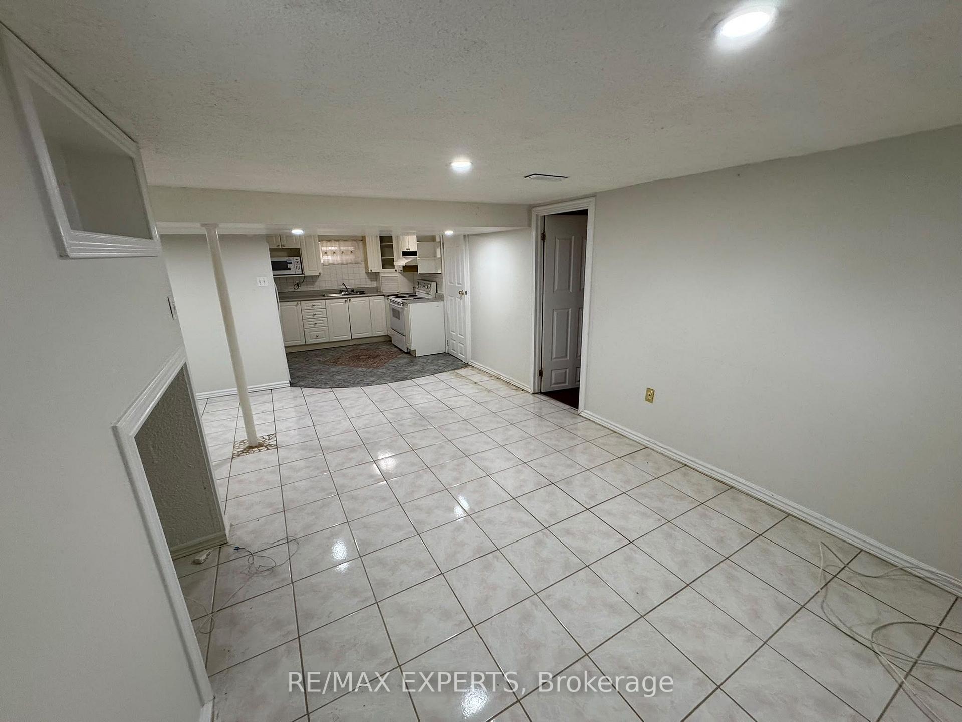 Photo 12 of 16 Bridgenorth Crescent, Etobicoke, Thistletown-Beaumonde Heights — HOMEH