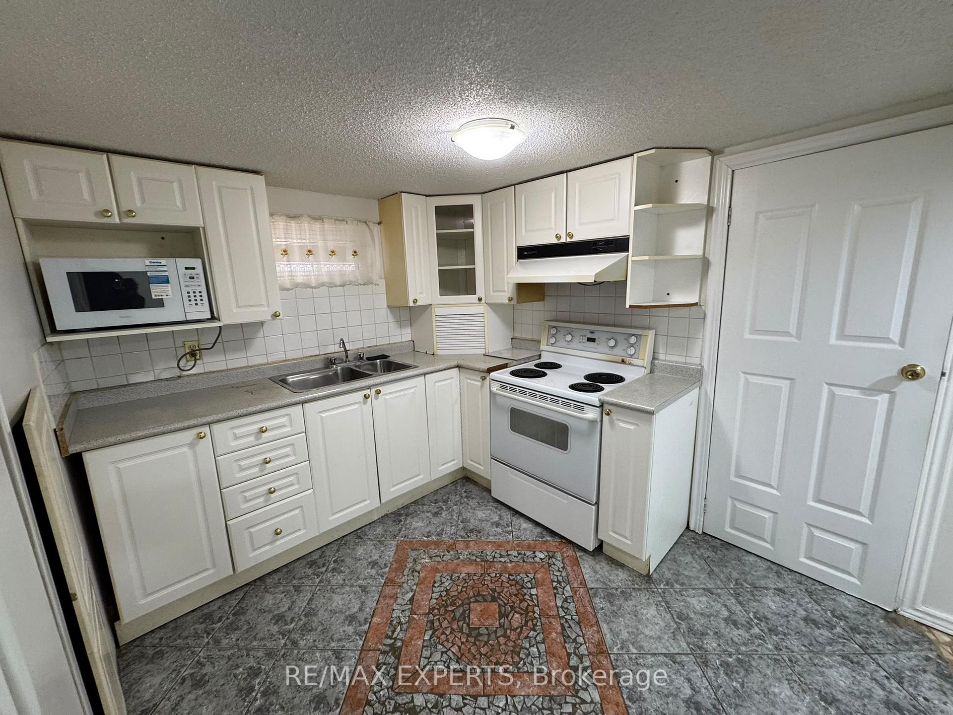 Photo 17 of 16 Bridgenorth Crescent, Etobicoke, Thistletown-Beaumonde Heights — HOMEH