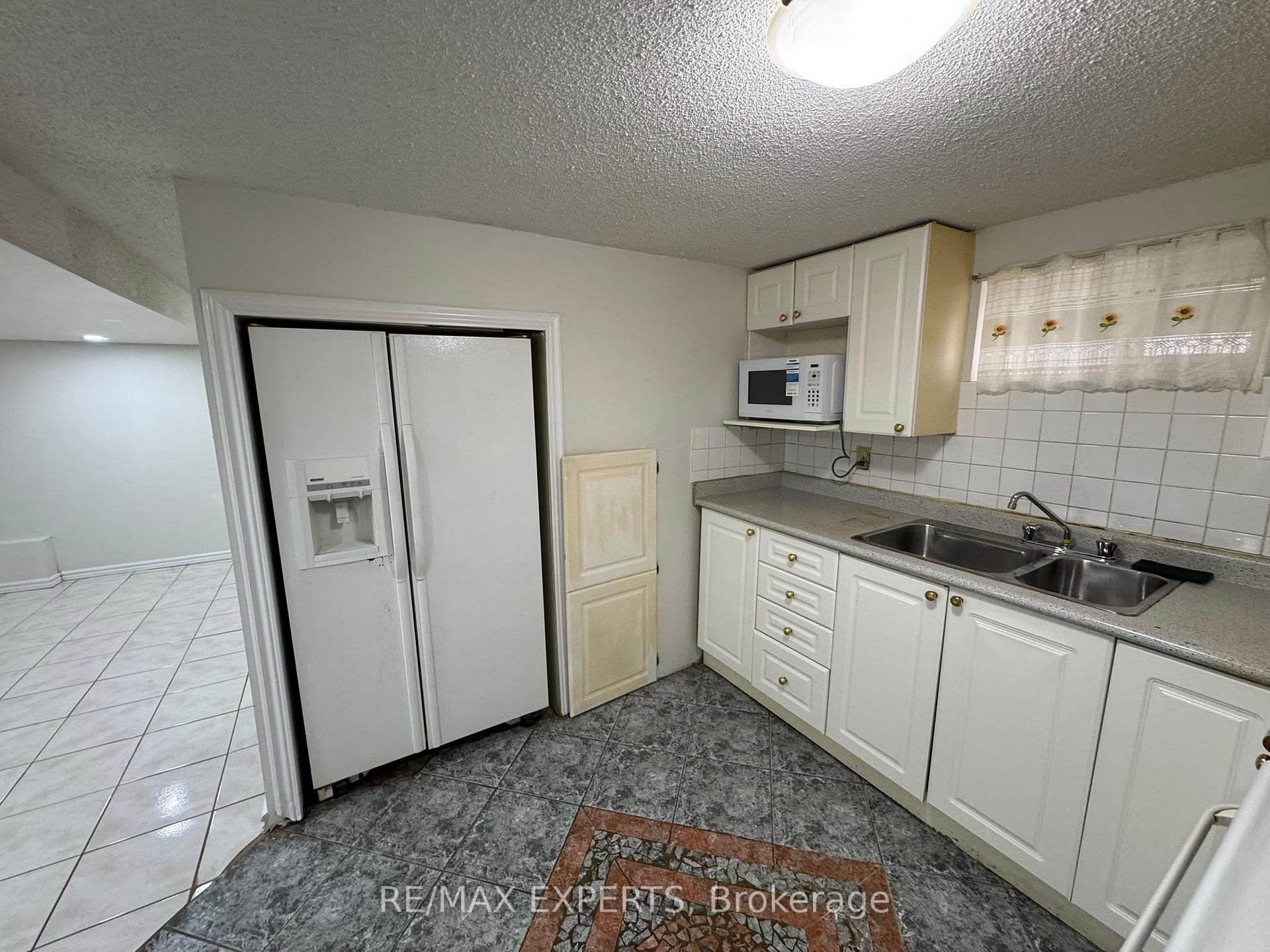 Photo 18 of 16 Bridgenorth Crescent, Etobicoke, Thistletown-Beaumonde Heights — HOMEH