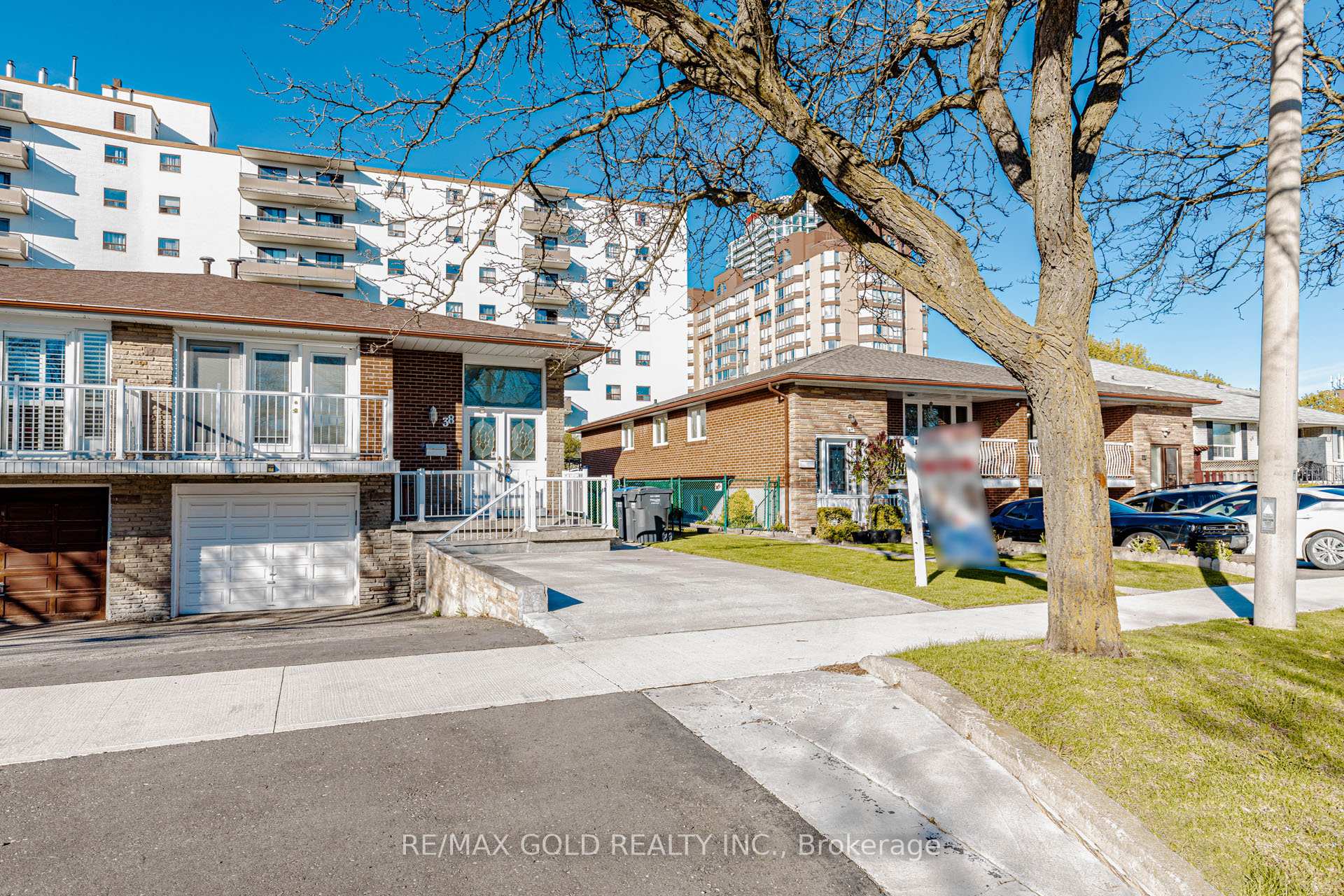 Photo 2 of 38 Achill Crescent, Mississauga, Fairview — HOMEH