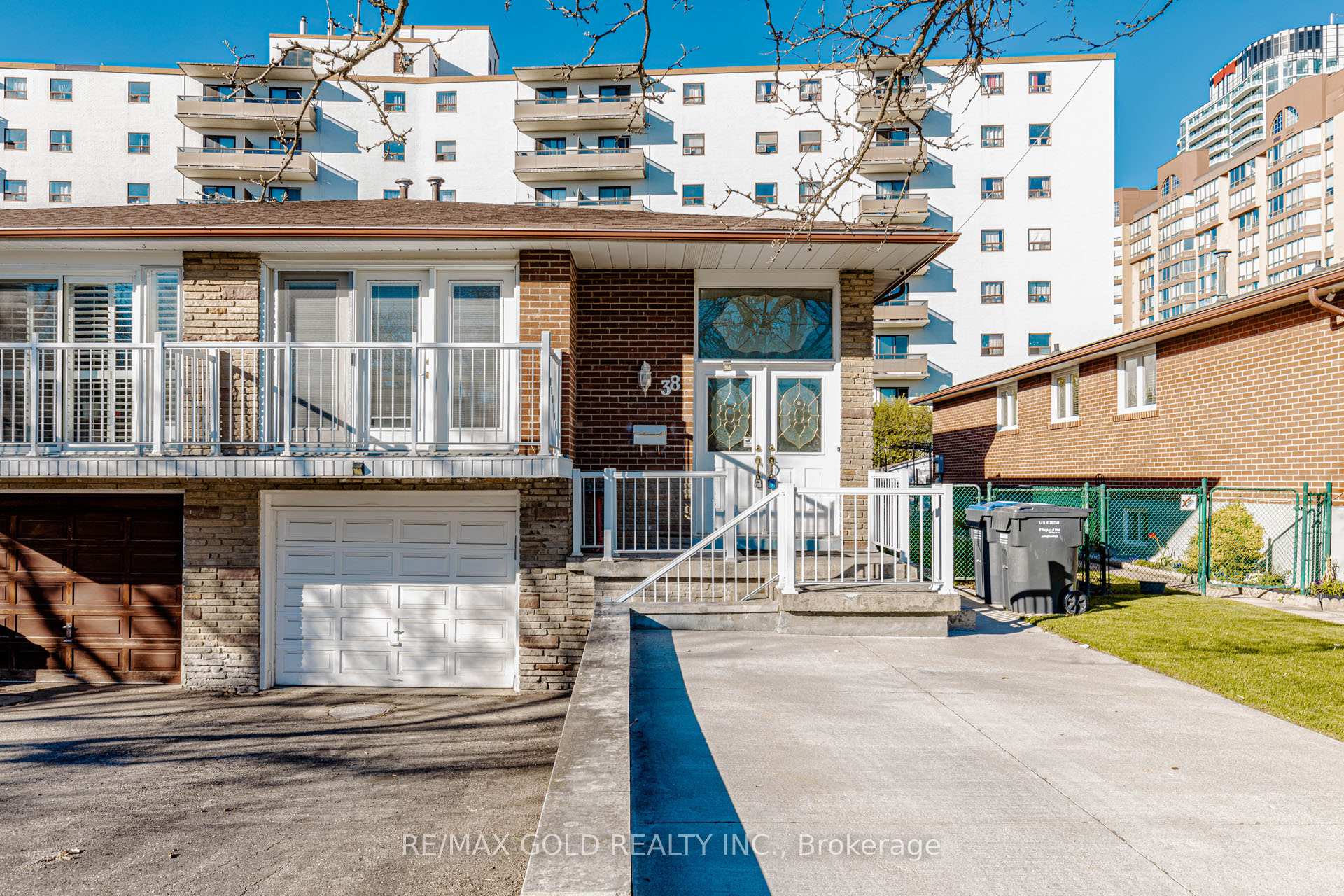 Photo 3 of 38 Achill Crescent, Mississauga, Fairview — HOMEH