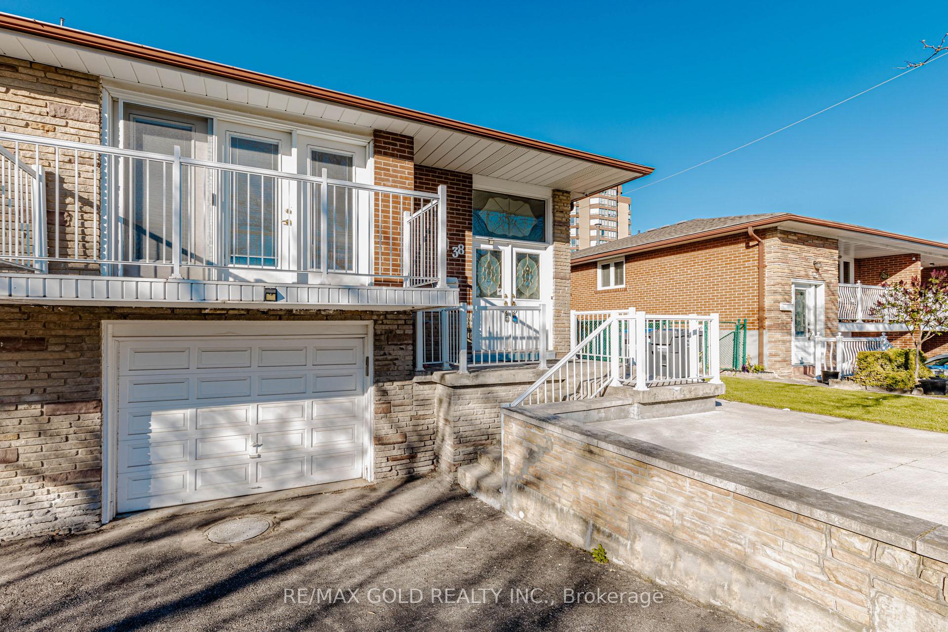 Photo 4 of 38 Achill Crescent, Mississauga, Fairview — HOMEH