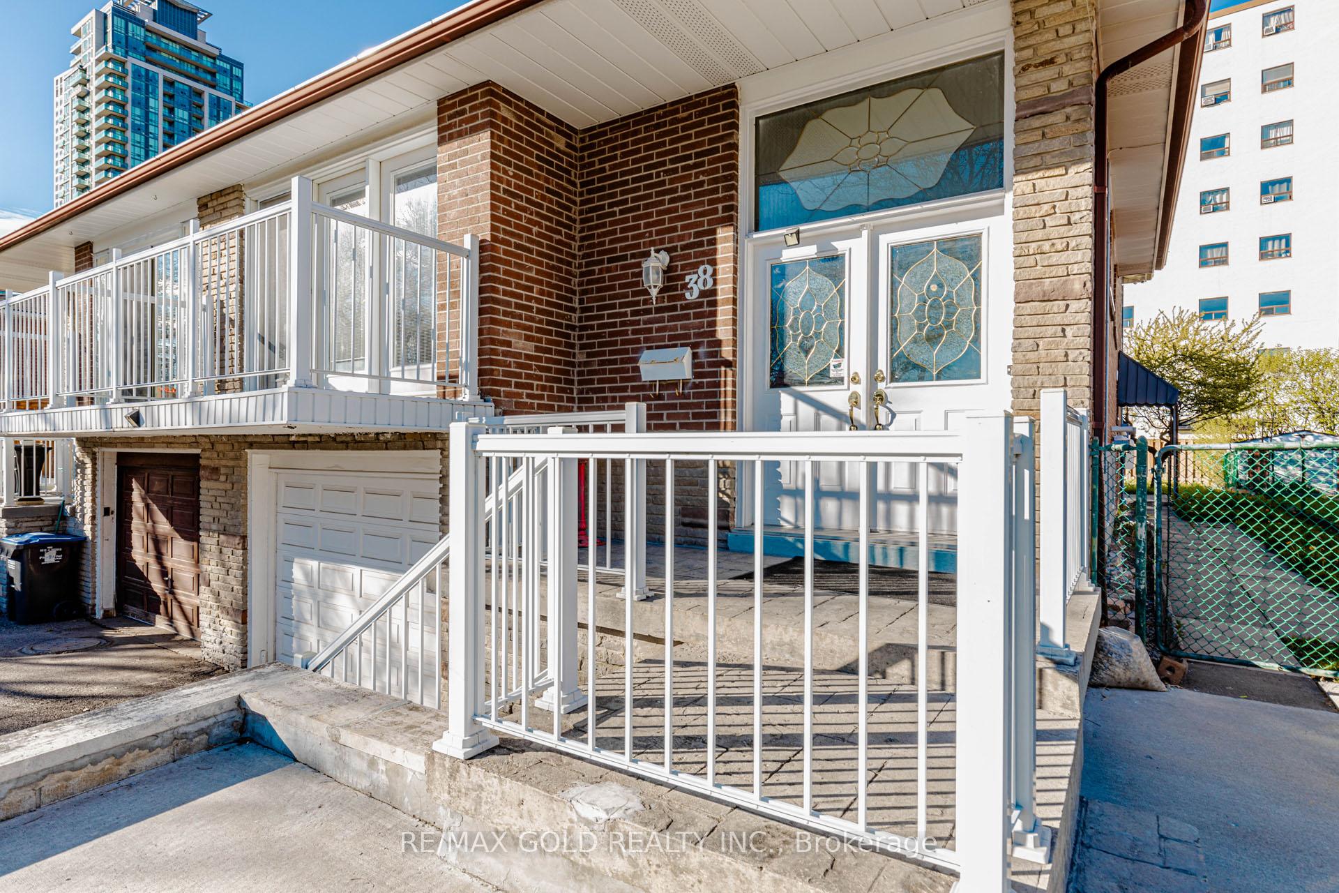 Photo 5 of 38 Achill Crescent, Mississauga, Fairview — HOMEH