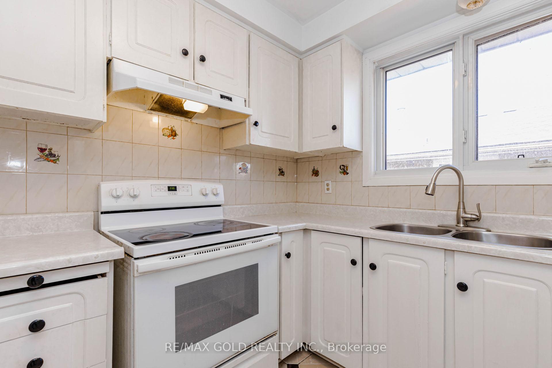 Photo 19 of 38 Achill Crescent, Mississauga, Fairview — HOMEH