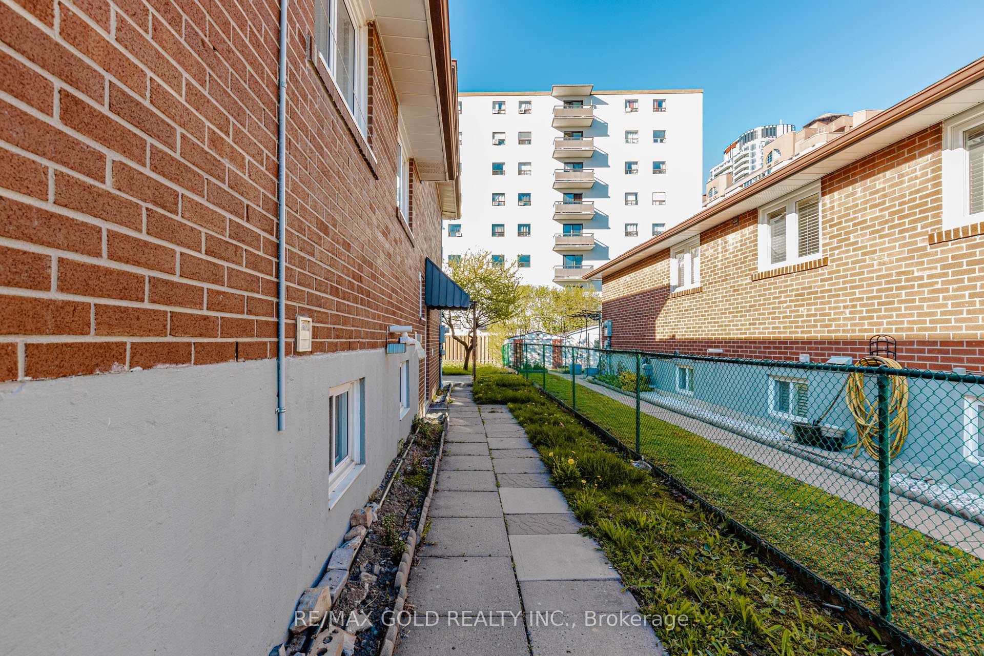 Photo 27 of 38 Achill Crescent, Mississauga, Fairview — HOMEH