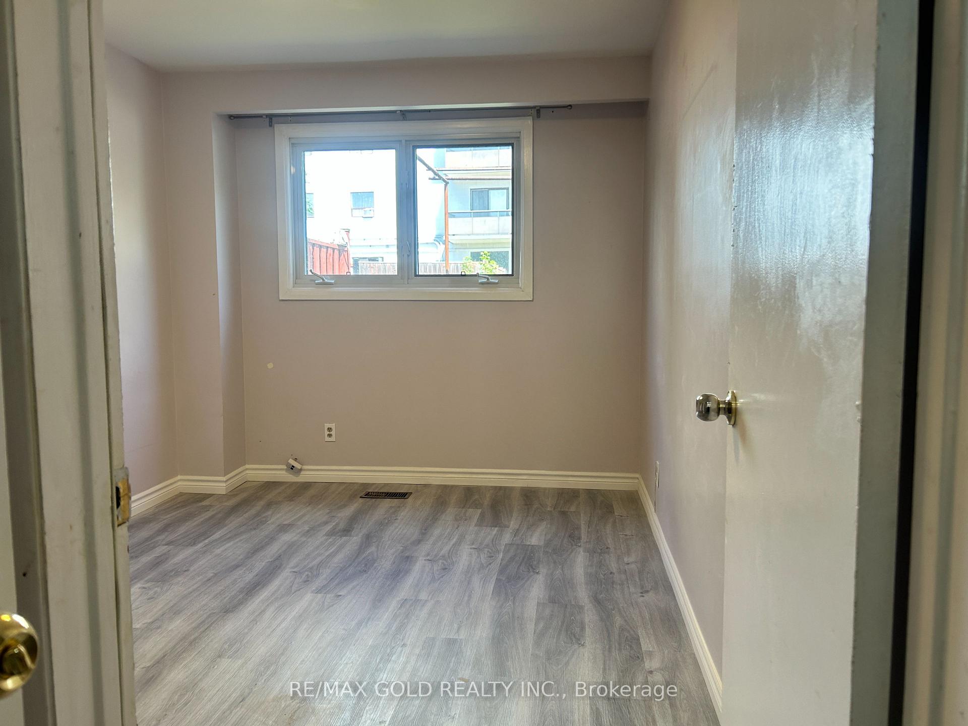 Photo 32 of 38 Achill Crescent, Mississauga, Fairview — HOMEH