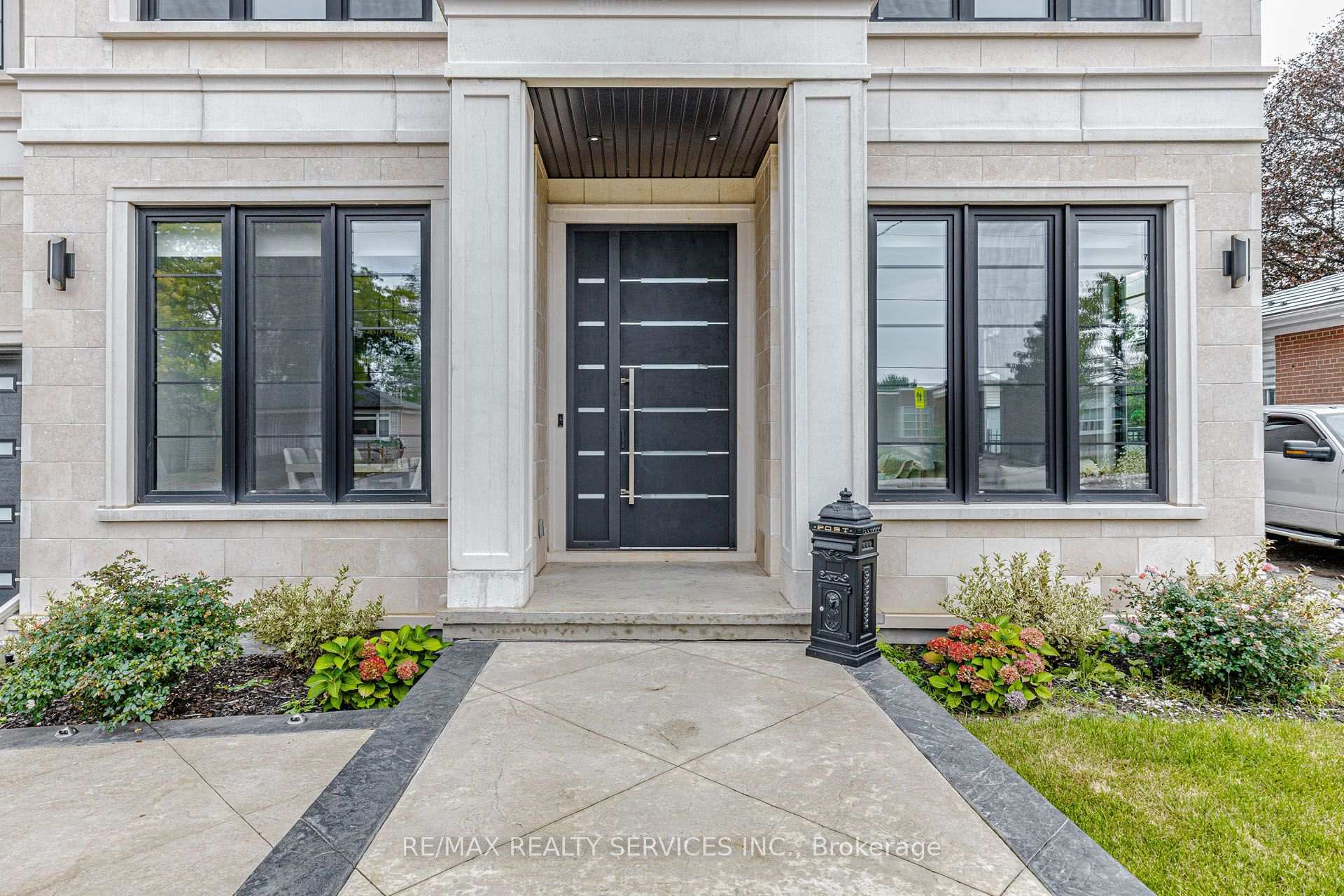 Photo 2 of 94 Vista Boulevard, Mississauga, Streetsville — HOMEH