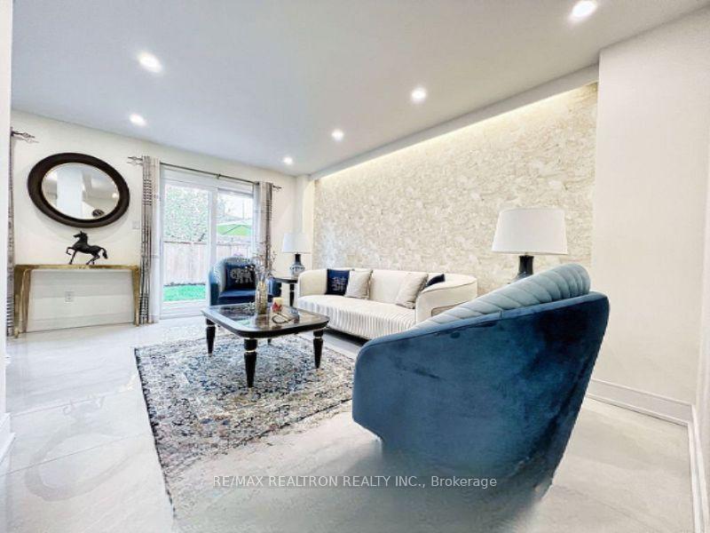 Photo 5 of 9 Checker Court, Vaughan, Brownridge — HOMEH