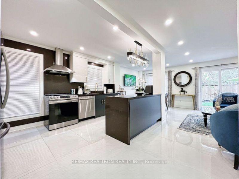 Photo 7 of 9 Checker Court, Vaughan, Brownridge — HOMEH