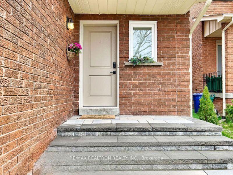 Photo 2 of 9 Checker Court, Vaughan, Brownridge — HOMEH