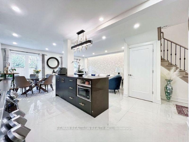 Photo 10 of 9 Checker Court, Vaughan, Brownridge — HOMEH
