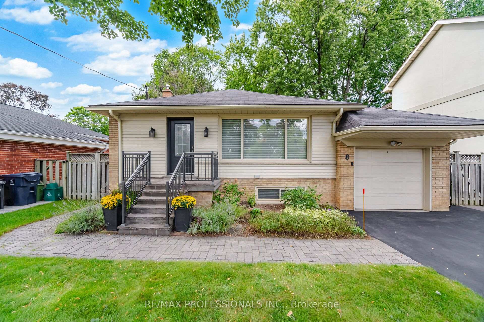 Photo of 8 Beaverbrook Avenue